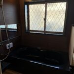 窓のあるバスルーム