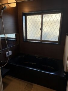 窓のあるバスルーム