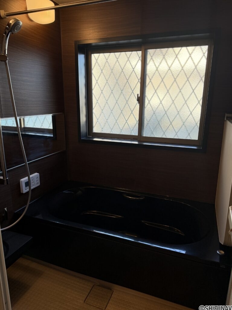 窓のあるバスルーム