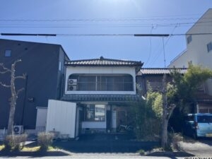 北側道路からの撮影です。解体更地後の引き渡しを予定しております。