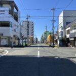 北面道路は広いですが交通量は少なく静かな印象を受けました。