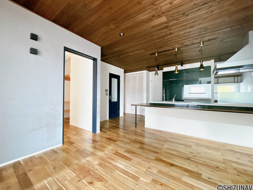 【LDK】約15帖のLDK。対面キッチンがLDKの主役で、家族の会話が弾みそうですね。