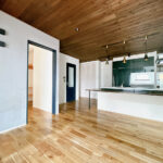 【LDK】約15帖のLDK。対面キッチンがLDKの主役で、家族の会話が弾みそうですね。