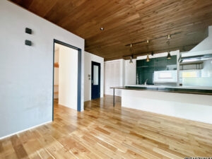 【LDK】約15帖のLDK。対面キッチンがLDKの主役で、家族の会話が弾みそうですね。