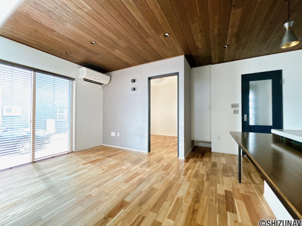 【LDK】カウンターの隅から撮影したLDKの写真です。掃き出し窓があるので、ウッドデッキやテラスを設置したりすることも可能です。