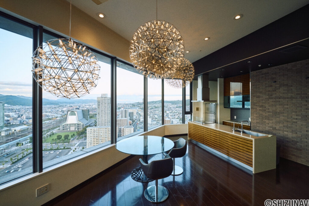 リビング　大きな窓が魅力