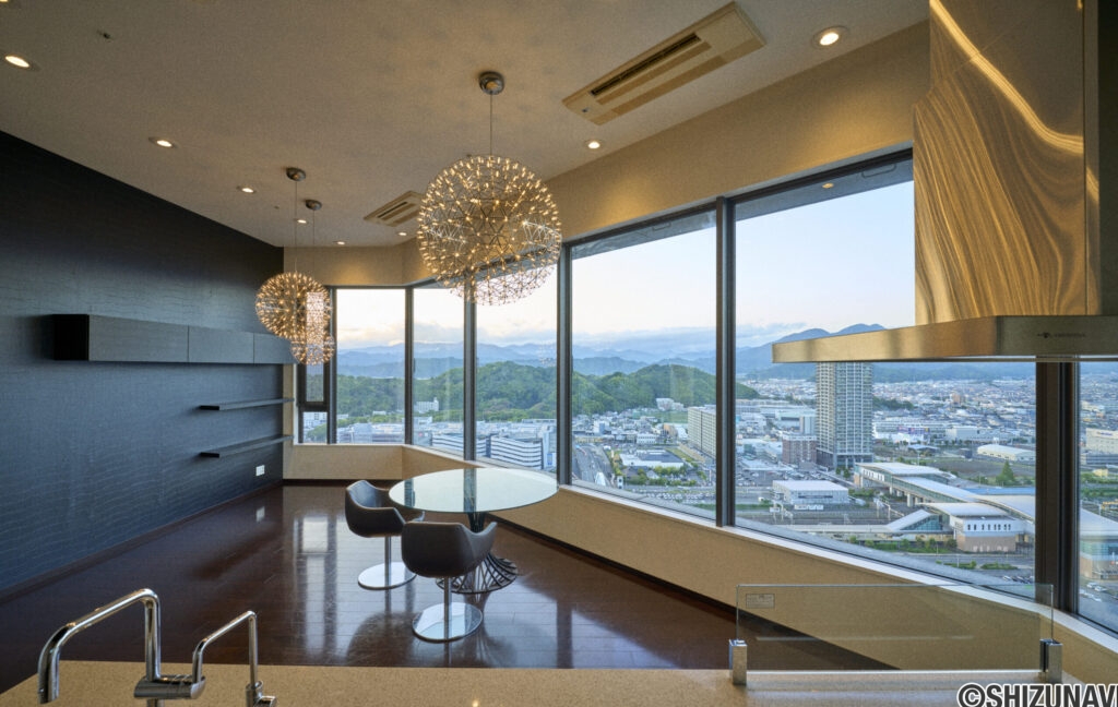 リビング　おしゃれな照明付き