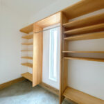 【シューズインクローゼット】可動棚が2か所、ハンガーポールの用意がございます。玄関から土間続きで、キッチン側とリビング側にそれぞれ続いています。