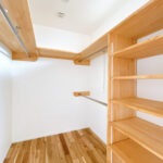 【2階ウォークインクローゼット】ウォークインクローゼット内は３面すべてに棚やハンガーポールが設置されています。季節の衣類や飾り物などもたくさん収納できそうですね。
