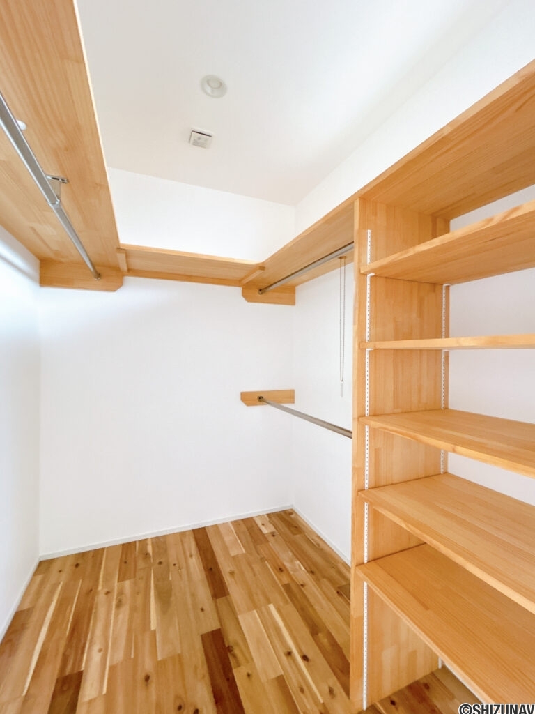 【2階ウォークインクローゼット】ウォークインクローゼット内は３面すべてに棚やハンガーポールが設置されています。季節の衣類や飾り物などもたくさん収納できそうですね。