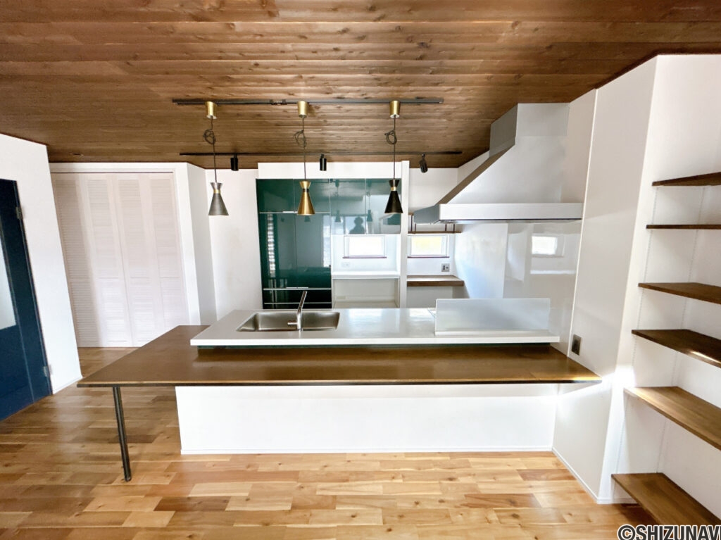 【キッチン・ダイニングカウンター】キッチンにはダイニング用のカウンター付きです。料理をしながらお子様の宿題を見守ったり、カウンター席で食卓代わりに使えますね。