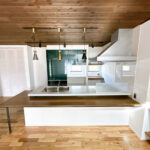 【キッチン・ダイニングカウンター】キッチンにはダイニング用のカウンター付きです。料理をしながらお子様の宿題を見守ったり、カウンター席で食卓代わりに使えますね。