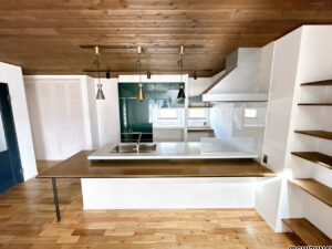 【キッチン・ダイニングカウンター】キッチンにはダイニング用のカウンター付きです。料理をしながらお子様の宿題を見守ったり、カウンター席で食卓代わりに使えますね。