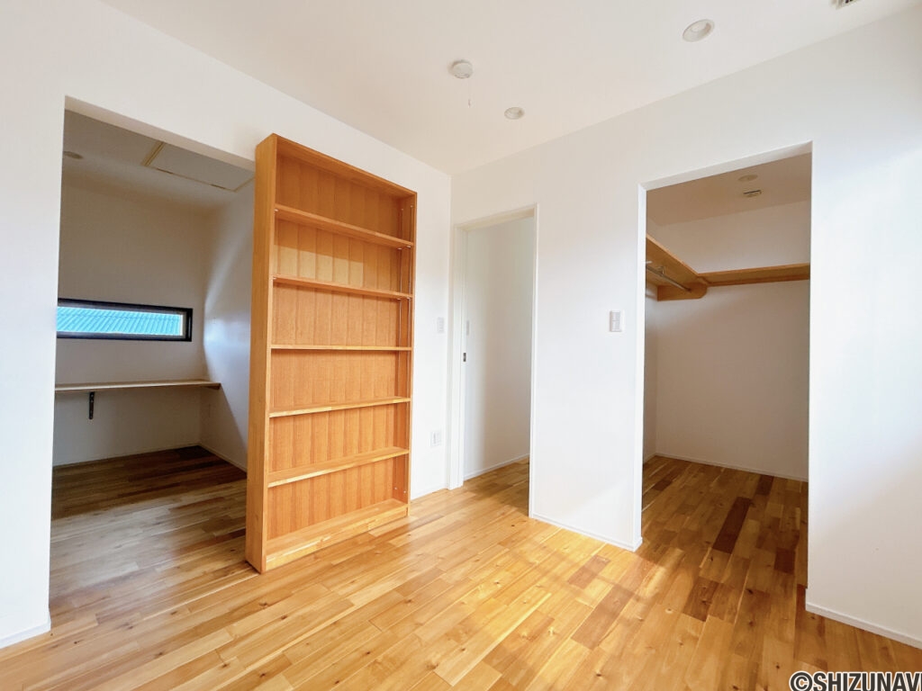 【2階西側4.5帖洋室】2階4.5帖の洋室です。ウォークインクローゼット、本棚が扉代わりの書斎付きのお部屋です。