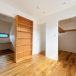 【2階西側4.5帖洋室】2階4.5帖の洋室です。ウォークインクローゼット、本棚が扉代わりの書斎付きのお部屋です。