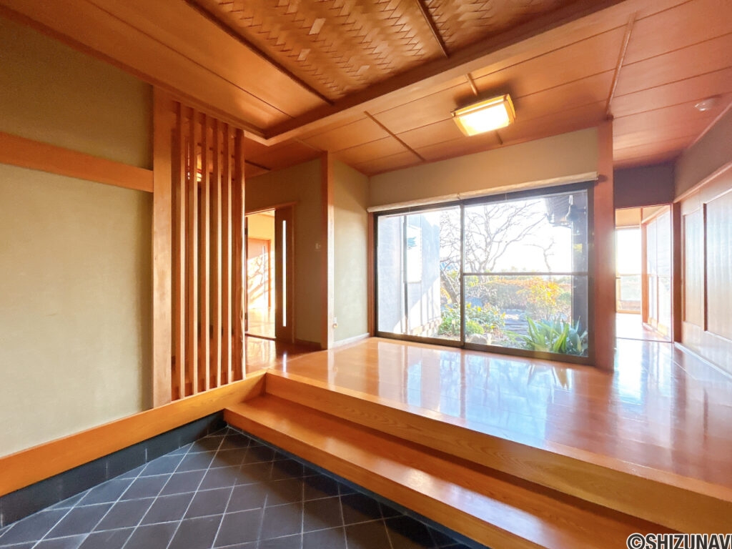 【母屋玄関内観】