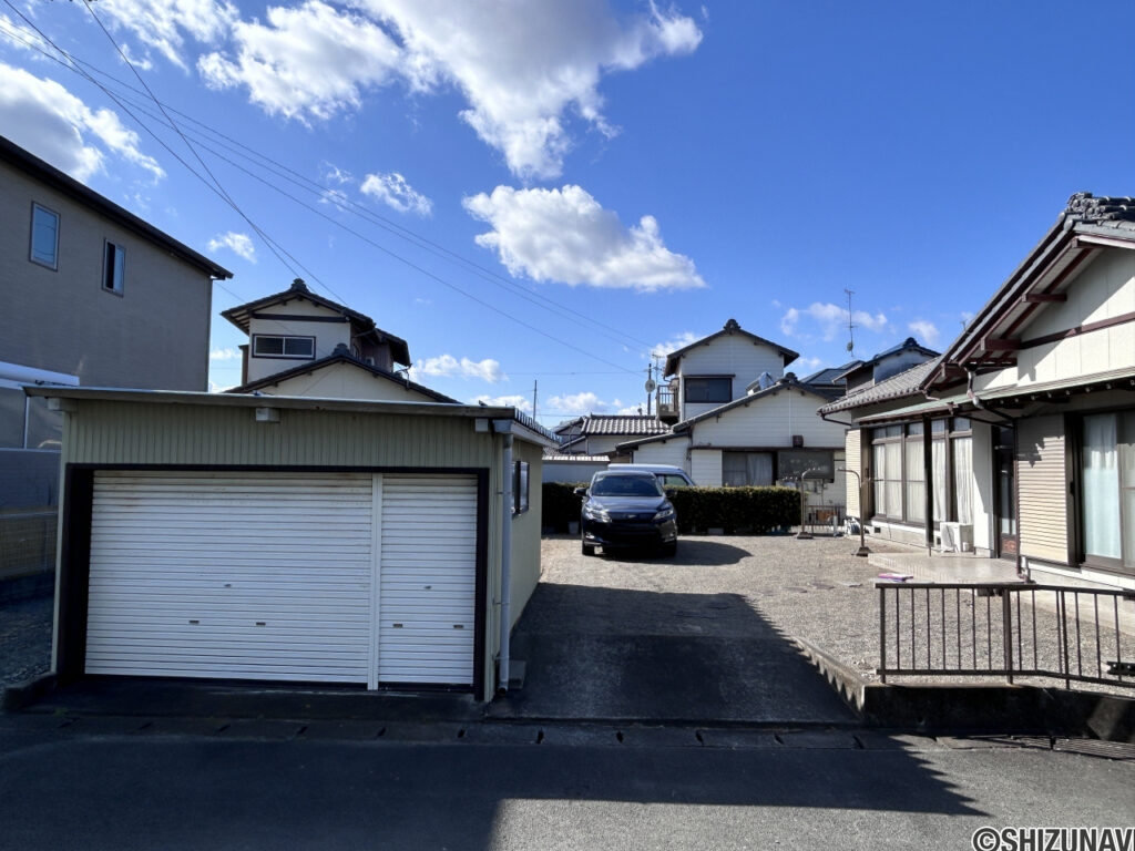 【リフォーム前／駐車場】駐車場の間口を拡張予定です。出入りのしやすさを考慮したリフォームを行い4台駐車可能になります。