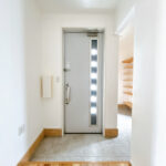 【玄関ホール】玄関ホールはコンパクトですが、シューズインクローゼットがございます。靴だけでなく、上着やお子様の遊び道具などをしまっていただけます。