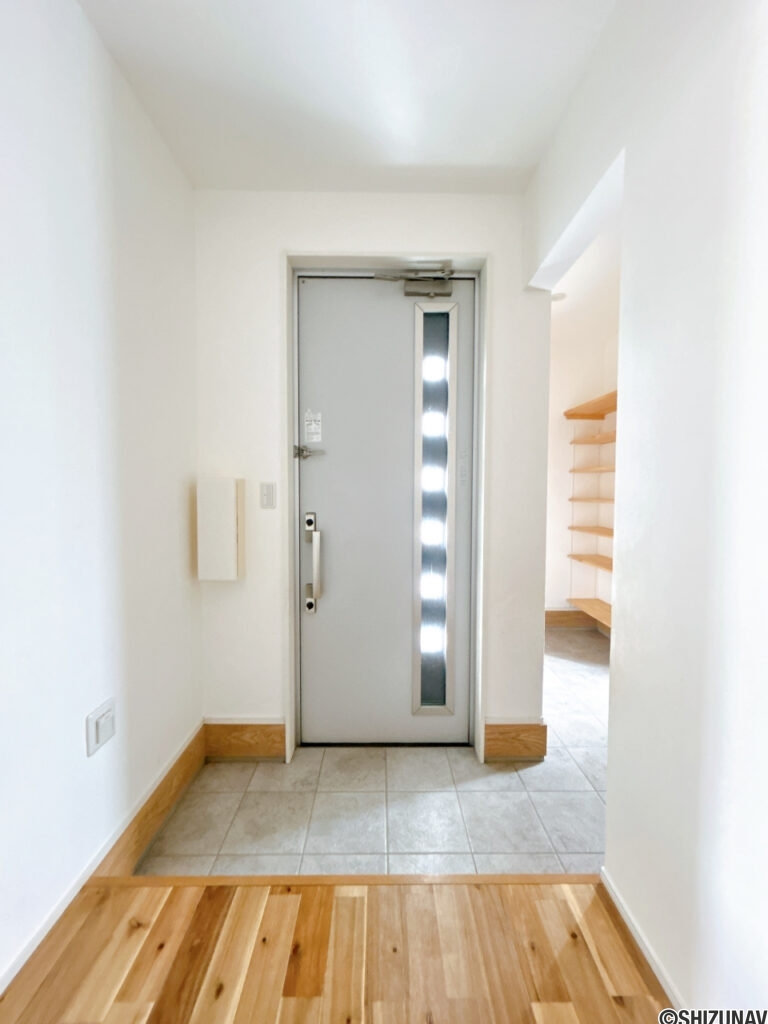 【玄関ホール】玄関ホールはコンパクトですが、シューズインクローゼットがございます。靴だけでなく、上着やお子様の遊び道具などをしまっていただけます。