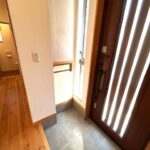 玄関　小物置き場と傘がかけられるフックがあります