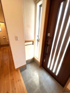 玄関　小物置き場と傘がかけられるフックがあります
