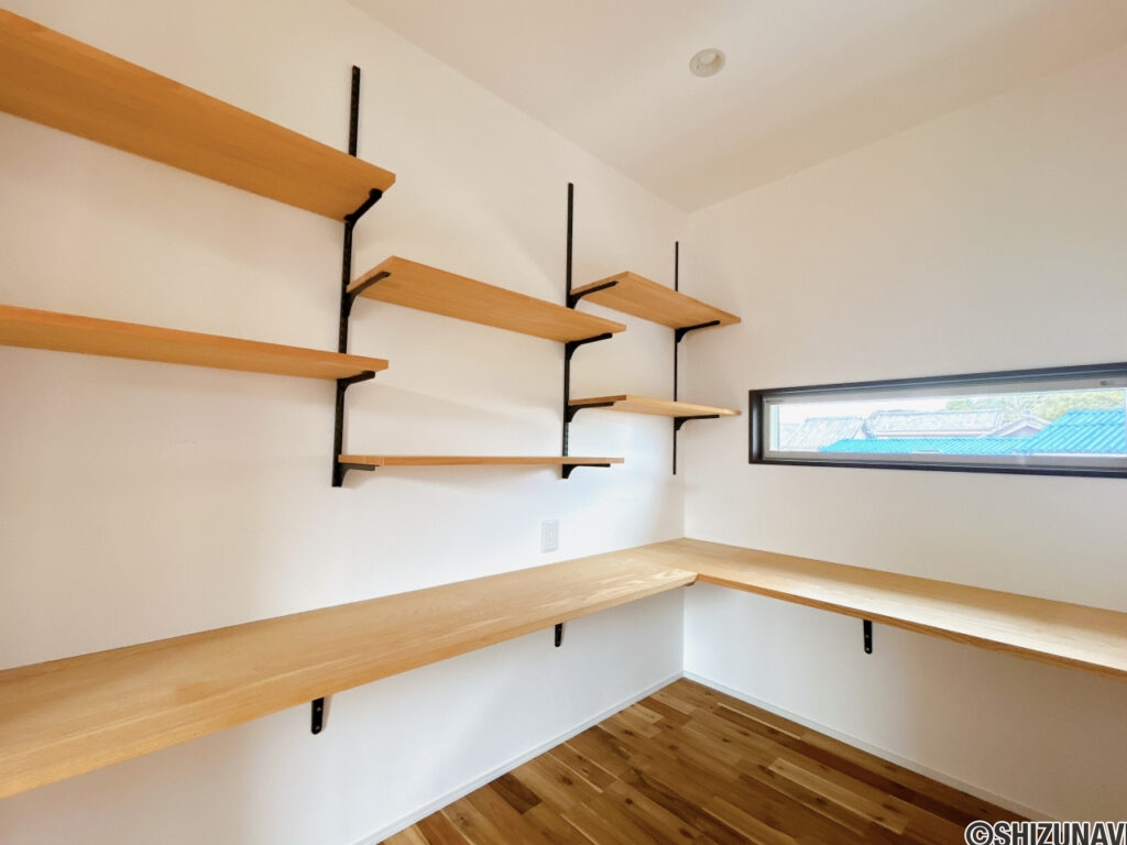 【2階書斎】書斎内はカウンターと可動棚が設置されています。リモートワークや趣味部屋としてご活用ください。