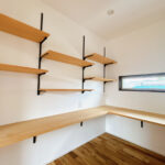 【2階書斎】書斎内はカウンターと可動棚が設置されています。リモートワークや趣味部屋としてご活用ください。