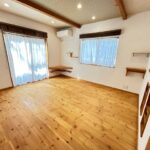 リビング（入口ドア付近から南方向を撮影）