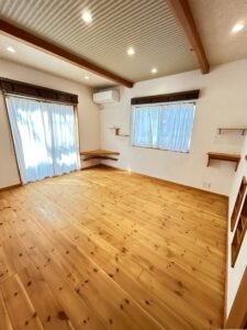 リビング（入口ドア付近から南方向を撮影）