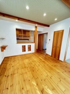 リビング（南側からキッチン方向を撮影）