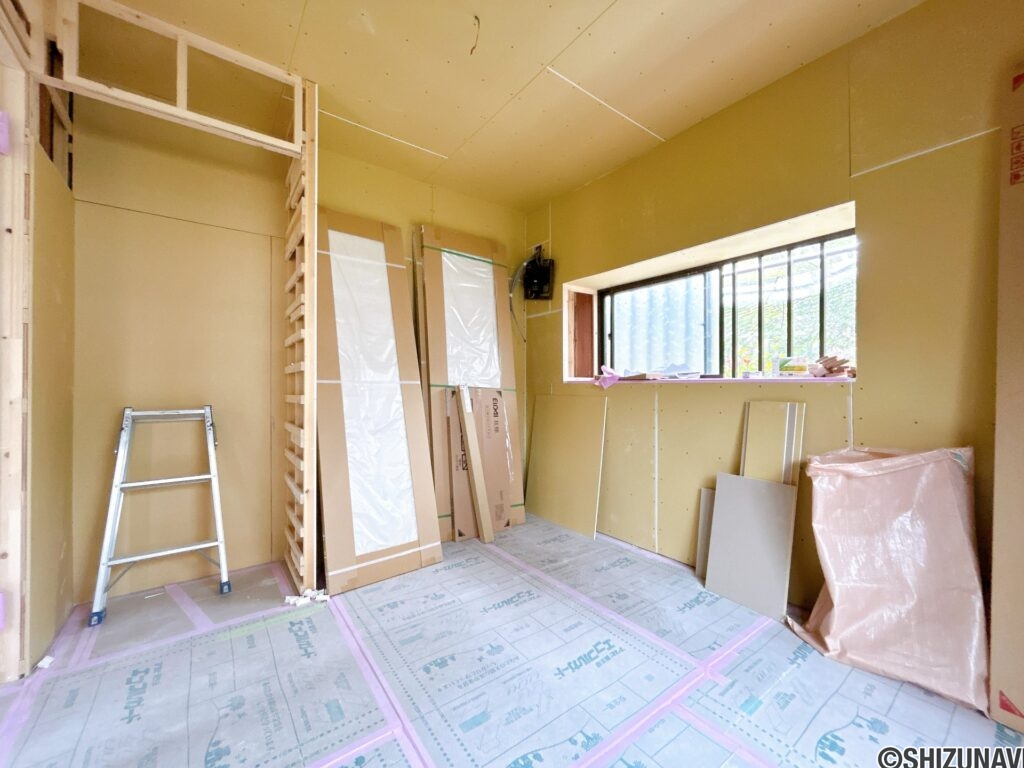 【リフォーム中/1階約5帖洋室（7/9撮影）】元はダイニングですが、居室に変更予定です。1階に1つ寝室にできるお部屋があると、お年を召してからは階段の上り下りをせずに生活ができます。