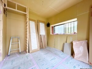 【リフォーム中/1階約5帖洋室（7/9撮影）】元はダイニングですが、居室に変更予定です。1階に1つ寝室にできるお部屋があると、お年を召してからは階段の上り下りをせずに生活ができます。