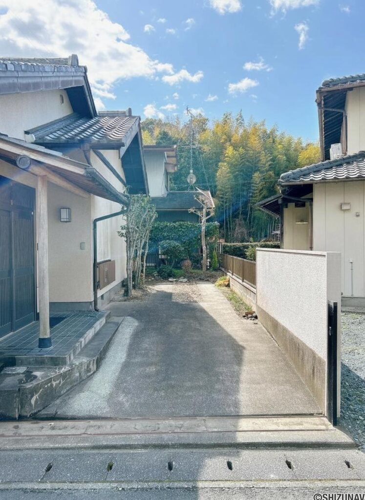 【駐車場】縦列駐車場ですが隅切りされていますので、停めにくさは感じません。