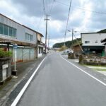 【前面道路】車の往来はそこまで多くなく、一方通行なので駐車時も余裕をもって停められます。