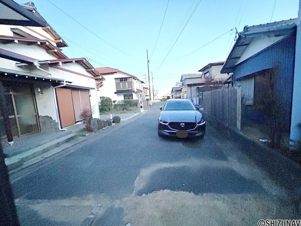 【前面道路】幅員約6m。交通量も少なく、落ち着いて入出庫できます。お子様の飛び出し等にも比較的安心できる住環境です。