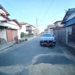 【前面道路】幅員約6m。交通量も少なく、落ち着いて入出庫できます。お子様の飛び出し等にも比較的安心できる住環境です。