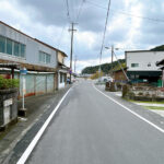 【前面道路】車の往来はそこまで多くなく、一方通行なので駐車時も余裕をもって停められます。