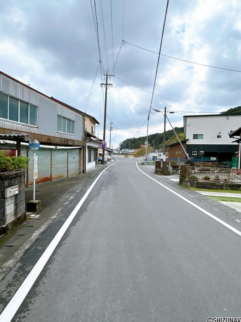 【前面道路】車の往来はそこまで多くなく、一方通行なので駐車時も余裕をもって停められます。