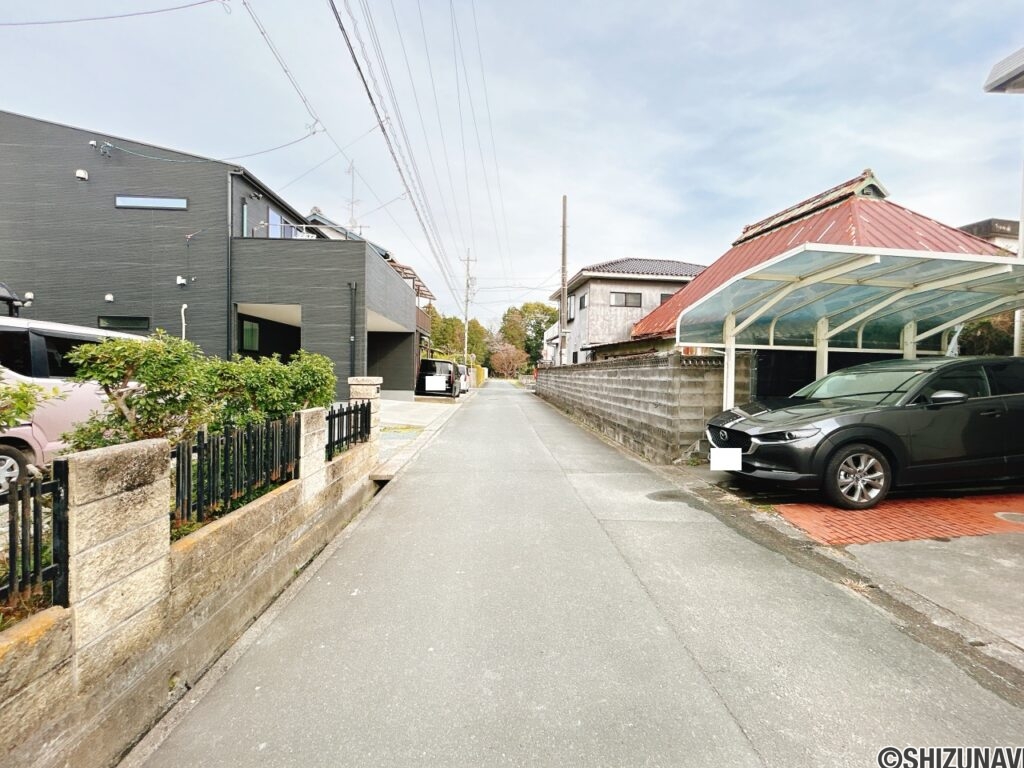 【前面道路】前面道路は幅員約4.4ｍの道路です。交通量が多くないため、落ち着いて車の出し入れが可能な点は嬉しいですね。