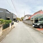 【前面道路】前面道路は幅員約4.4ｍの道路です。交通量が多くないため、落ち着いて車の出し入れが可能な点は嬉しいですね。