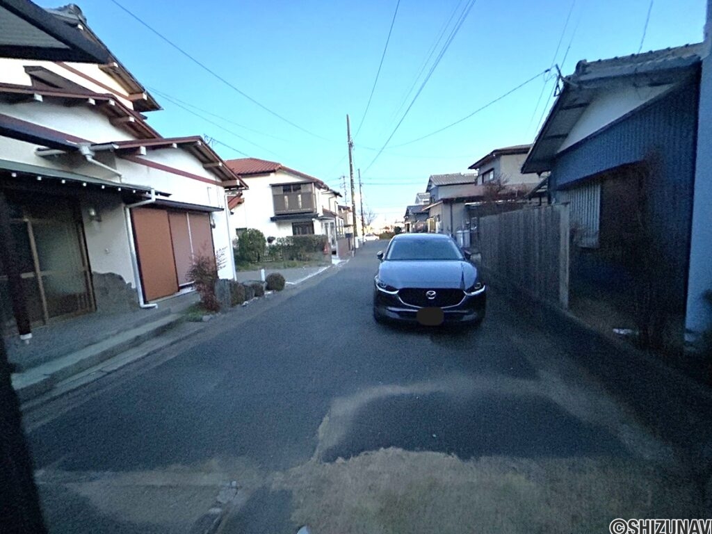 【前面道路】幅員約6m。交通量も少なく、落ち着いて入出庫できます。