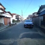 【前面道路】幅員約6m。交通量も少なく、落ち着いて入出庫できます。