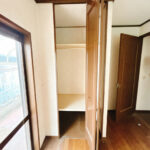【リフォーム中/収納】全ての居室に収納スペースがございますので、お荷物が多い方も安心です。既存の棚は撤去し、新品の枕棚とハンガーパイプを設置いたします。
