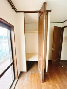 【リフォーム中/収納】全ての居室に収納スペースがございますので、お荷物が多い方も安心です。既存の棚は撤去し、新品の枕棚とハンガーパイプを設置いたします。