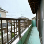 【リフォーム前／バルコニー】２階の廊下、洋室から出られるバルコニーは防水処理を行います。
