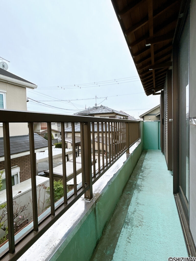 【リフォーム前／バルコニー】２階の廊下、洋室から出られるバルコニーは防水処理を行います。