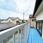 【バルコニー】バルコニーはクリーニングを行いました。お洗濯物やお布団を干していただく際に十分なスペースがございます。