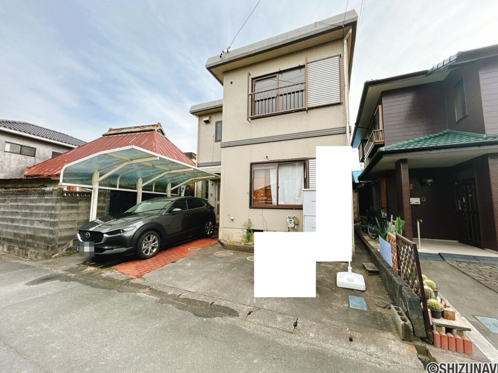 【駐車スペース】普通車1台と軽自動車1台の駐車が可能です。