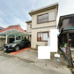 【駐車スペース】普通車1台と軽自動車1台の駐車が可能です。