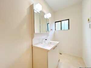 【リフォーム済／洗面化粧台】洗面化粧台はハウステック製の新品に交換しました。三面鏡の裏側はすべて収納になっています。洗面ボウルは底が平らなので、つけ置き洗いなどの家事でも活躍します。